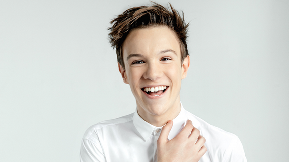 Qui est Lenni-Kim, le chanteur de "DALS" ?