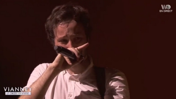 Vianney fond en larmes en concert