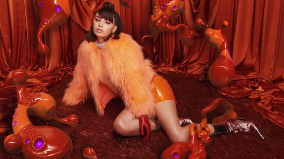 Charli XCX emmène ses "Girls" en soirée