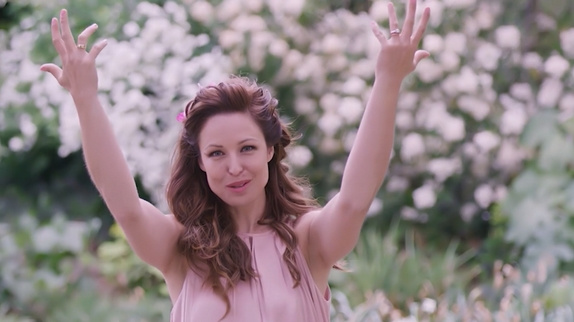 Natasha St-Pier revisite Sainte-Thérèse : le clip !