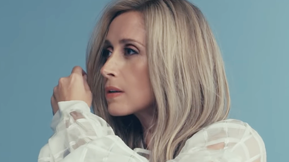 Lara Fabian signe son retour avec "Papillon"