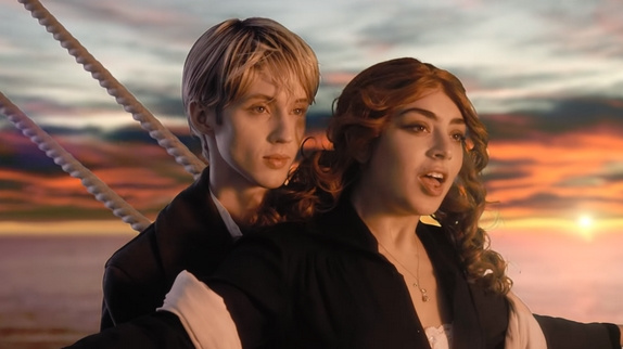 Charli XCX et Troye Sivan : le clip fou de "1999"