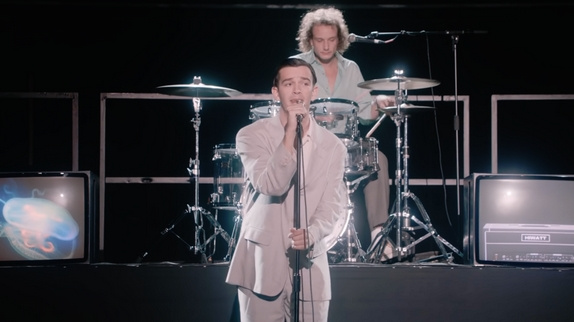 The 1975 rend hommage aux Talking Heads