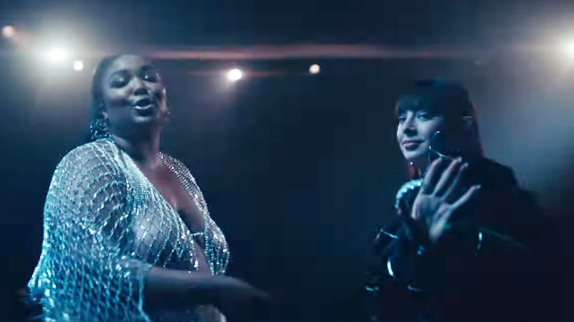 Charli XCX et Lizzo dans le futur pour "Blame It..."
