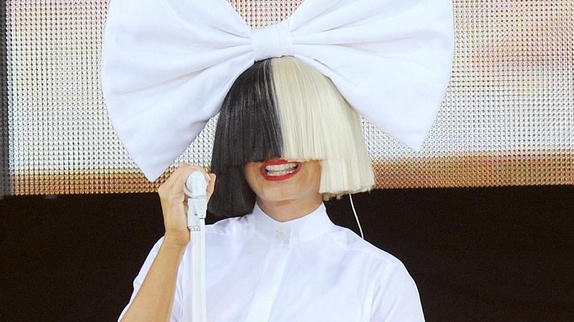 Sia : une interview en direct... des toilettes