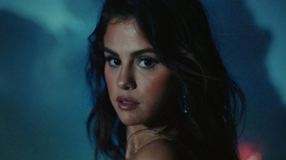 Selena Gomez : le clip "Baila Conmigo"