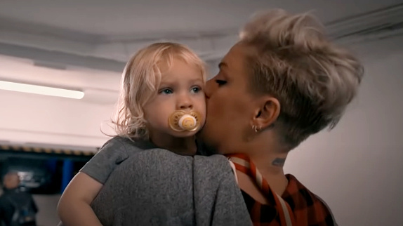 Pink : la bande-annonce de son documentaire