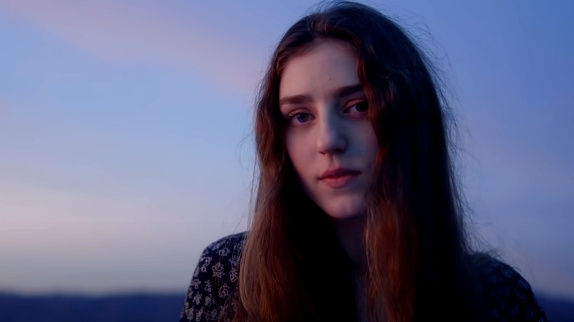 Birdy part "Voyager" dans son clip