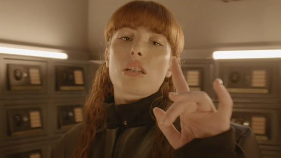 Poupie sort son album et son clip "Dollars"
