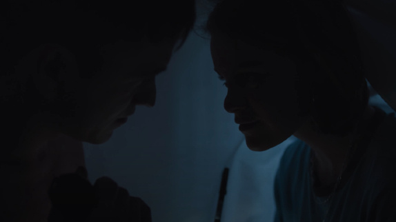 Ghostly Kisses danse dans le clip "Heartbeat"