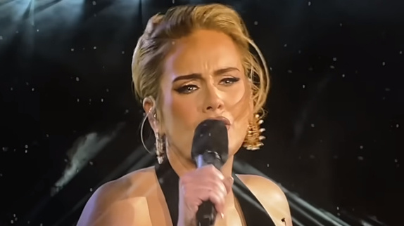 Adele interrompt son concert pour aider un fan