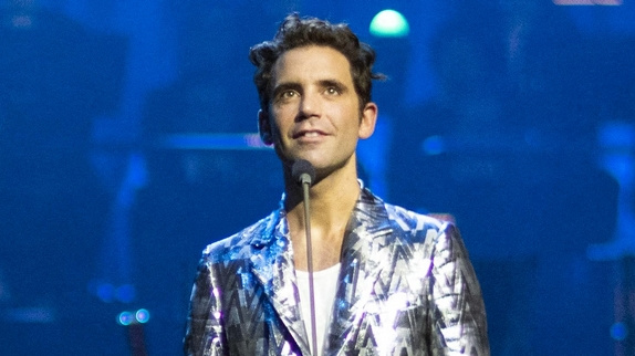 Mika chante "Who's Gonna Love Me Now"