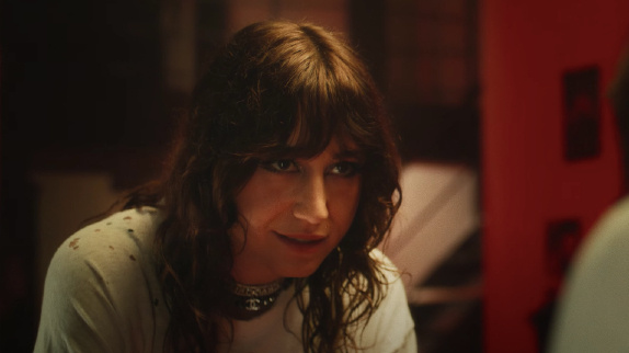 Izia se déchaîne dans le clip "Etoile noire"