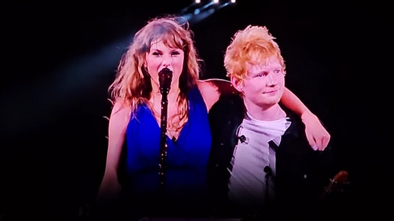 Taylor Swift invite Ed Sheeran en plein concert