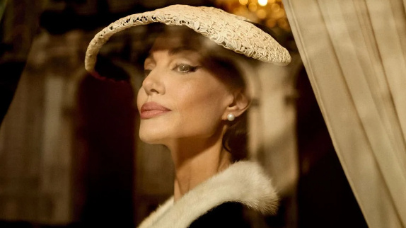 Angelina Jolie joue Maria Callas : les critiques !