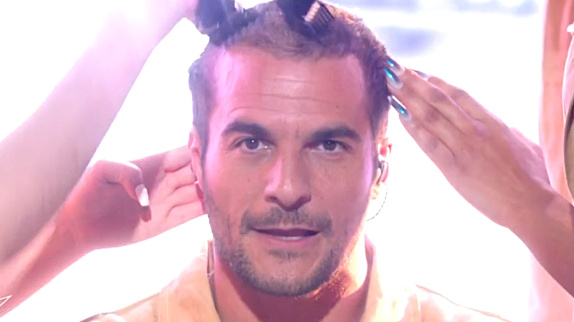 NMA : Amir se rase la tête en direct !