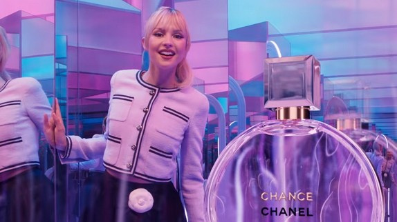 Angèle explose en Asie grâce à la publicité Chanel