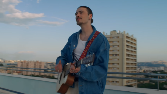 Pierre Garnier chante son single en acoustique