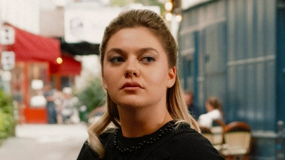 Louane de retour avec "Chiens" : le clip