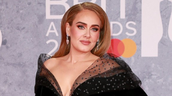 Adele surpasse Whitney Houston