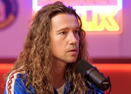 Julien Doré balance sur ses collègues artistes