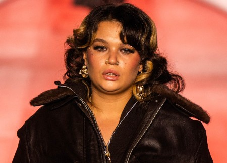 Lola Young suspend sa tournée