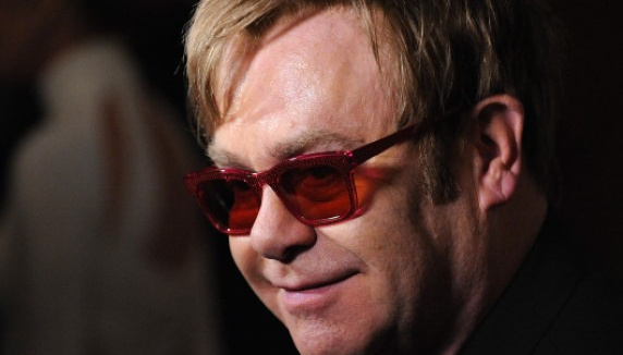 Elton John, rétabli, reprend sa tournée d'été