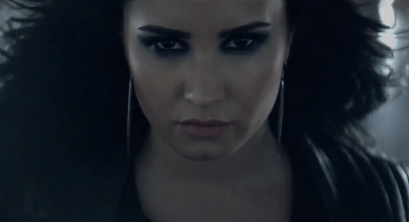 Demi Lovato se protège dans "Heart Attack"