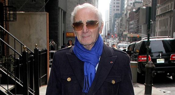 Aznavour hué après deux heures de retard