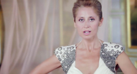 Lara Fabian dévoile son nouveau clip "Danse"