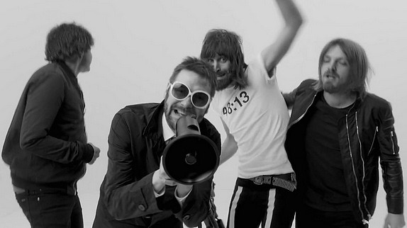 Kasabian annonce la couleur avec "eez-eh"
