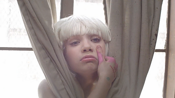 Découvrez le nouveau clip de Sia, "Chandelier"