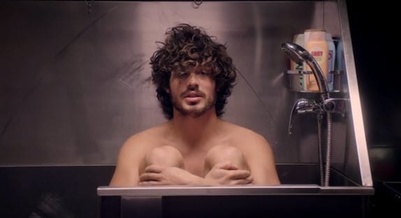Gaël Faure se met à nu dans le clip "Comme si"