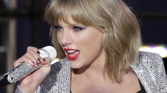 Taylor Swift : une chute en coulisses fait le buzz