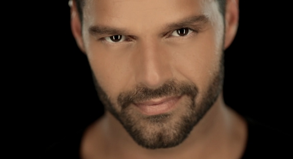 Ricky Martin à nu dans "Disparo al corazón"