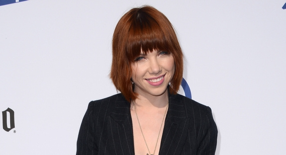 Carly Rae Jepsen surprend sur "All That"