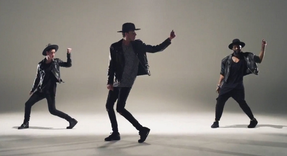 Jonesic danse dans le clip  "L'un sans l'autre"