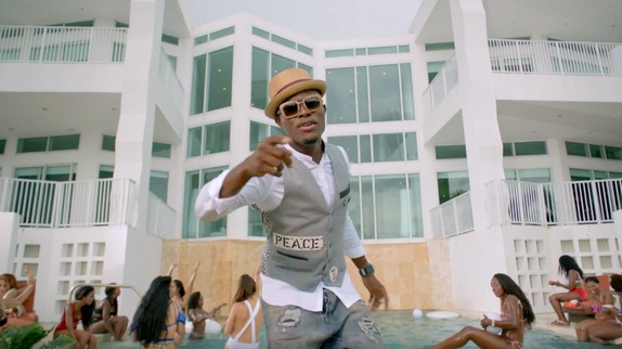 Omi à Miami pour le clip "Hula Hoop"