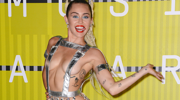 Miley Cyrus, totalement nue pour un concert