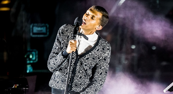 Stromae, ému, rend hommage à son père