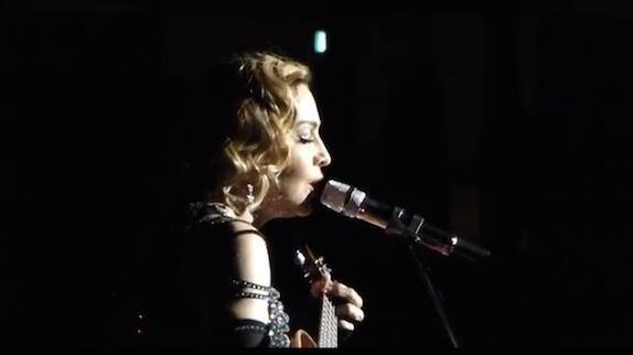 Madonna, en larmes, rend hommage aux victimes
