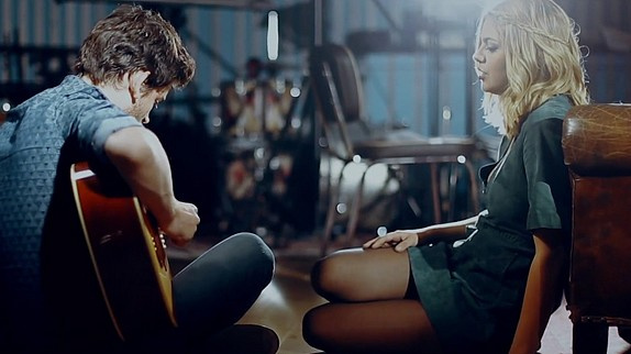 Louane chante "Notre amour boit la tasse"
