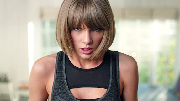Taylor Swift : une chute mémorable (vidéo)
