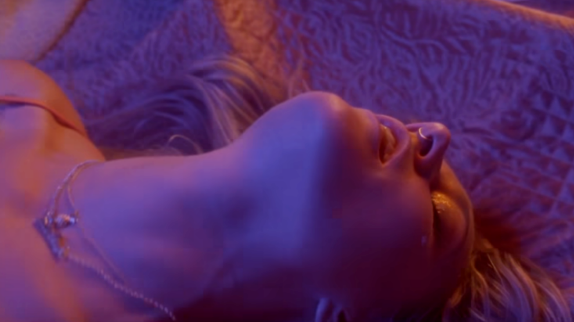 Tove Lo brûlante dans "Disco Tits"