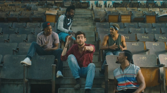 Alvaro Soler propose un clip estival