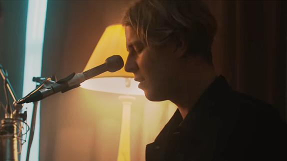 Tom Odell touche avec "Jubilee Road"
