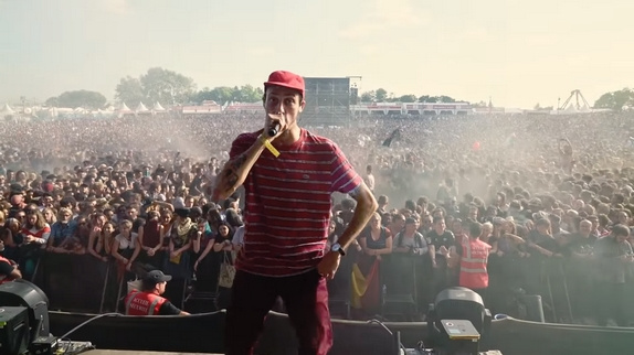Roméo Elvis part en live avec "Pogo"
