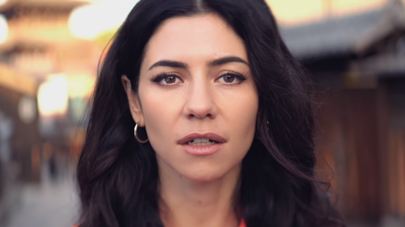 Marina s'engage avec "To Be Human"