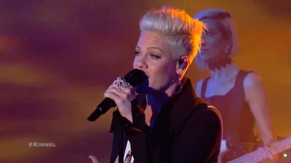 Pink chante "Hustle" chez Jimmy Kimmel