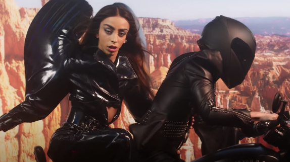 Bilal Hassani seul et heureux sur "Dead Bae"